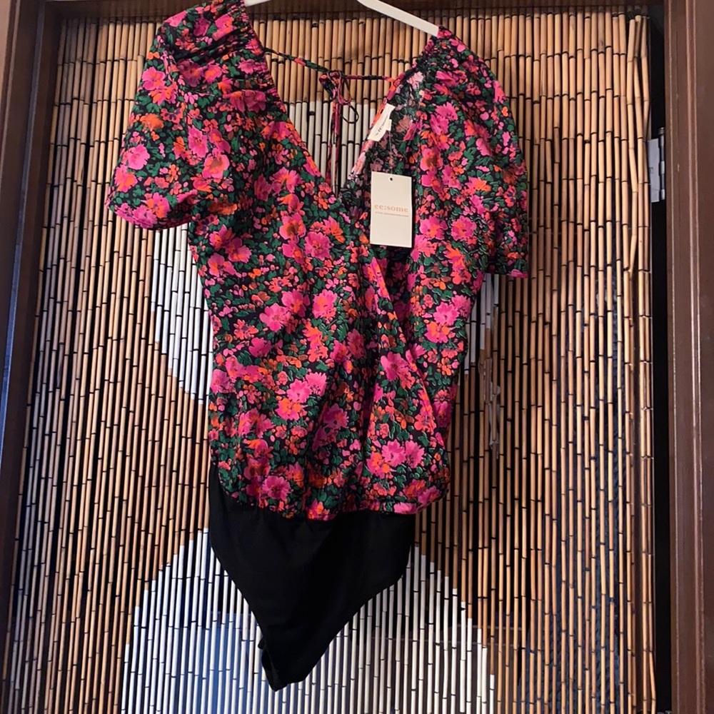 Never worn puffed sleeve floral bodysuit